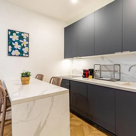 Moderne Pour 4 Proche Arc De Triomphe Appartement