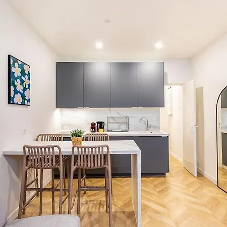 Moderne Pour 4 Proche Arc De Triomphe Appartement Paris